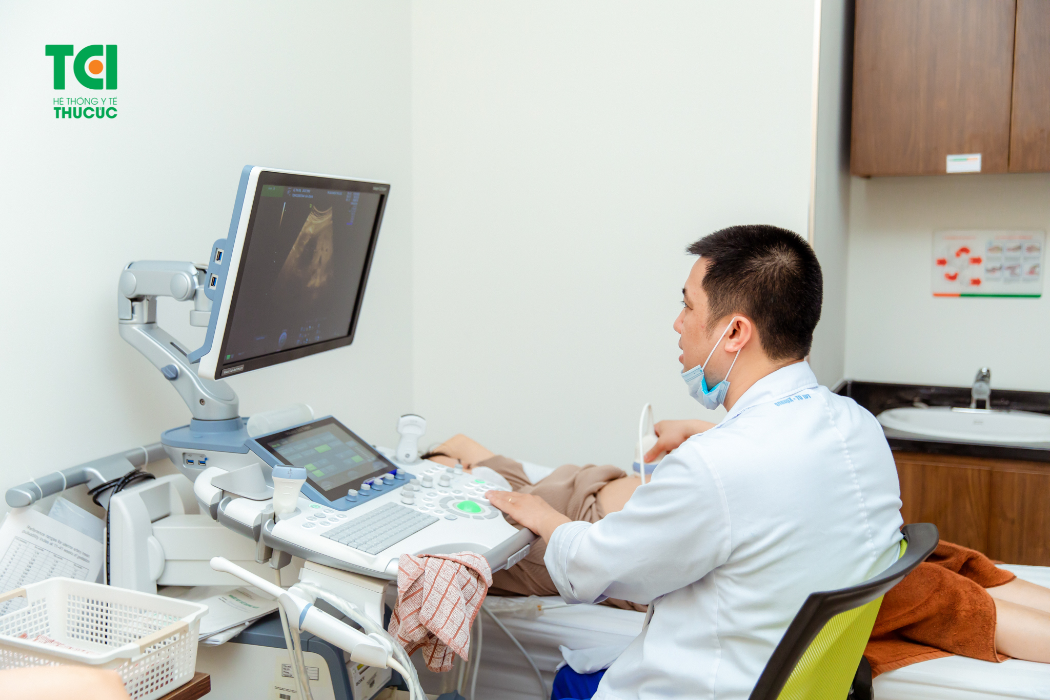Mẹ nên lựa chọn khám thai tại địa chỉ uy tín có đội ngũ bác sĩ sản khoa giỏi chuyên môn để được chăm sóc tốt nhất