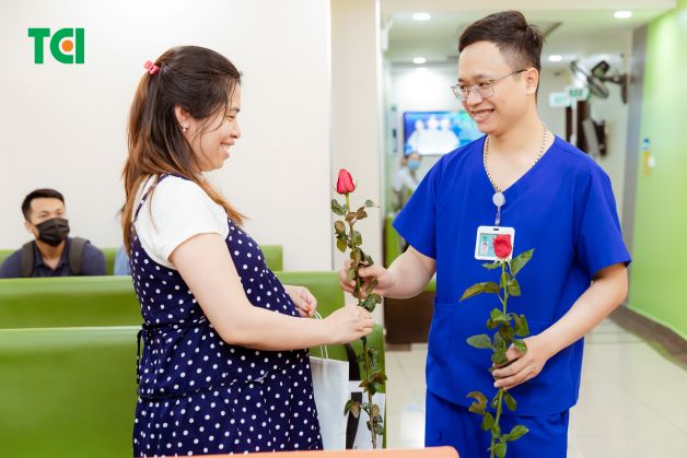 Những bó hoa tươi thắm nhất đã được đích thân các bác sĩ khoa Sản trao tận tay các mẹ bầu