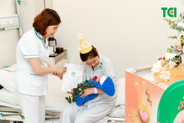 Những món quà sinh nhật ý nghĩa được trao tận tay tới các sản phụ đang lưu viện tại TCI