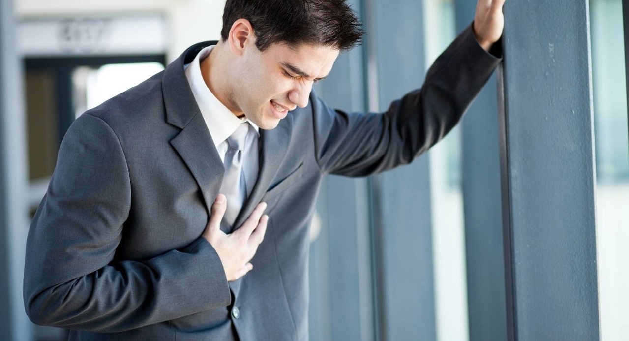 Những nguyên nhân gây ra đau ngực bên trái khó thở là gì?
