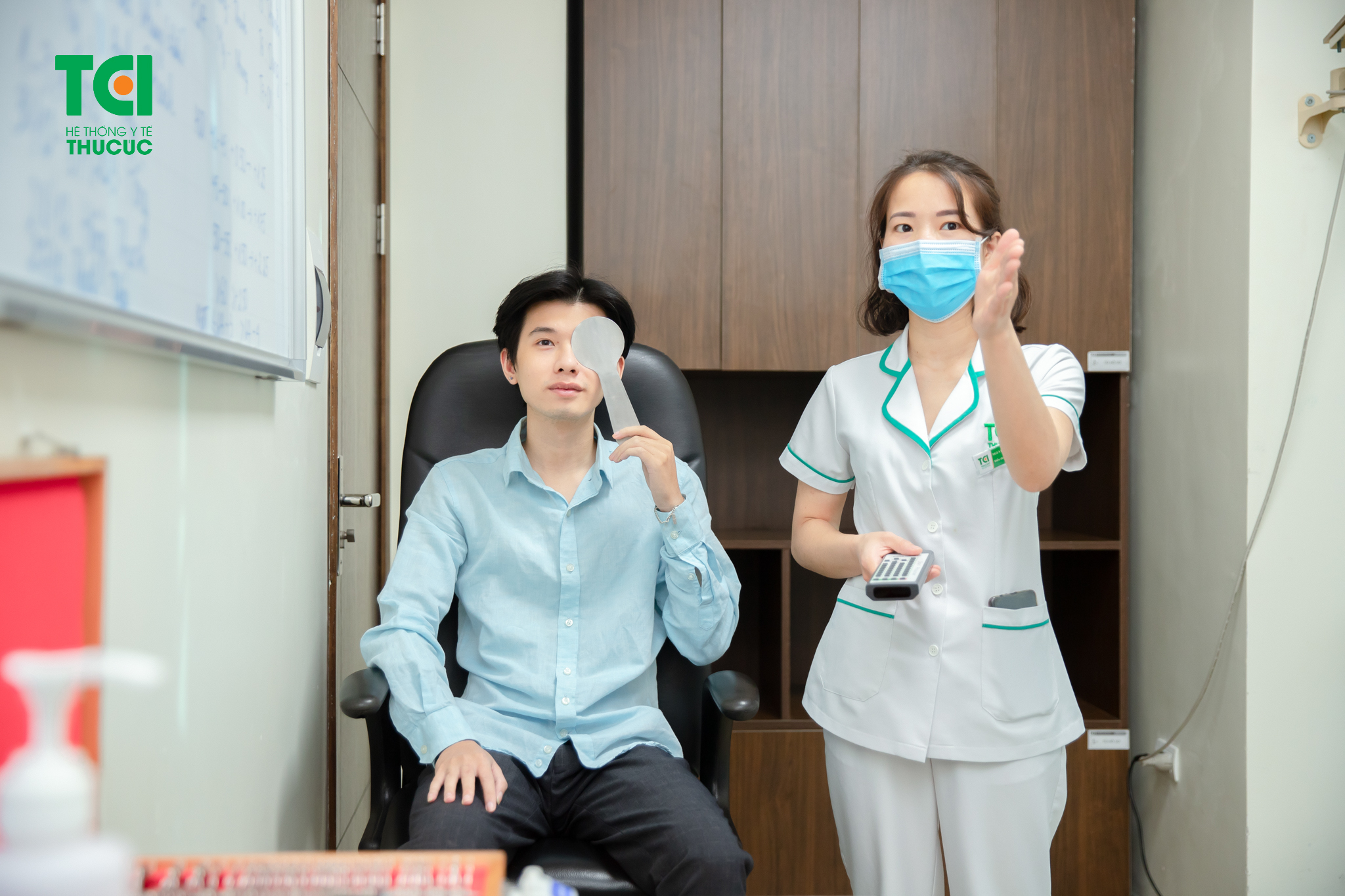 Khi chọn mua kính áp tròng điều chỉnh tật khúc xạ, bạn cần thăm khám, kiểm tra thị lực