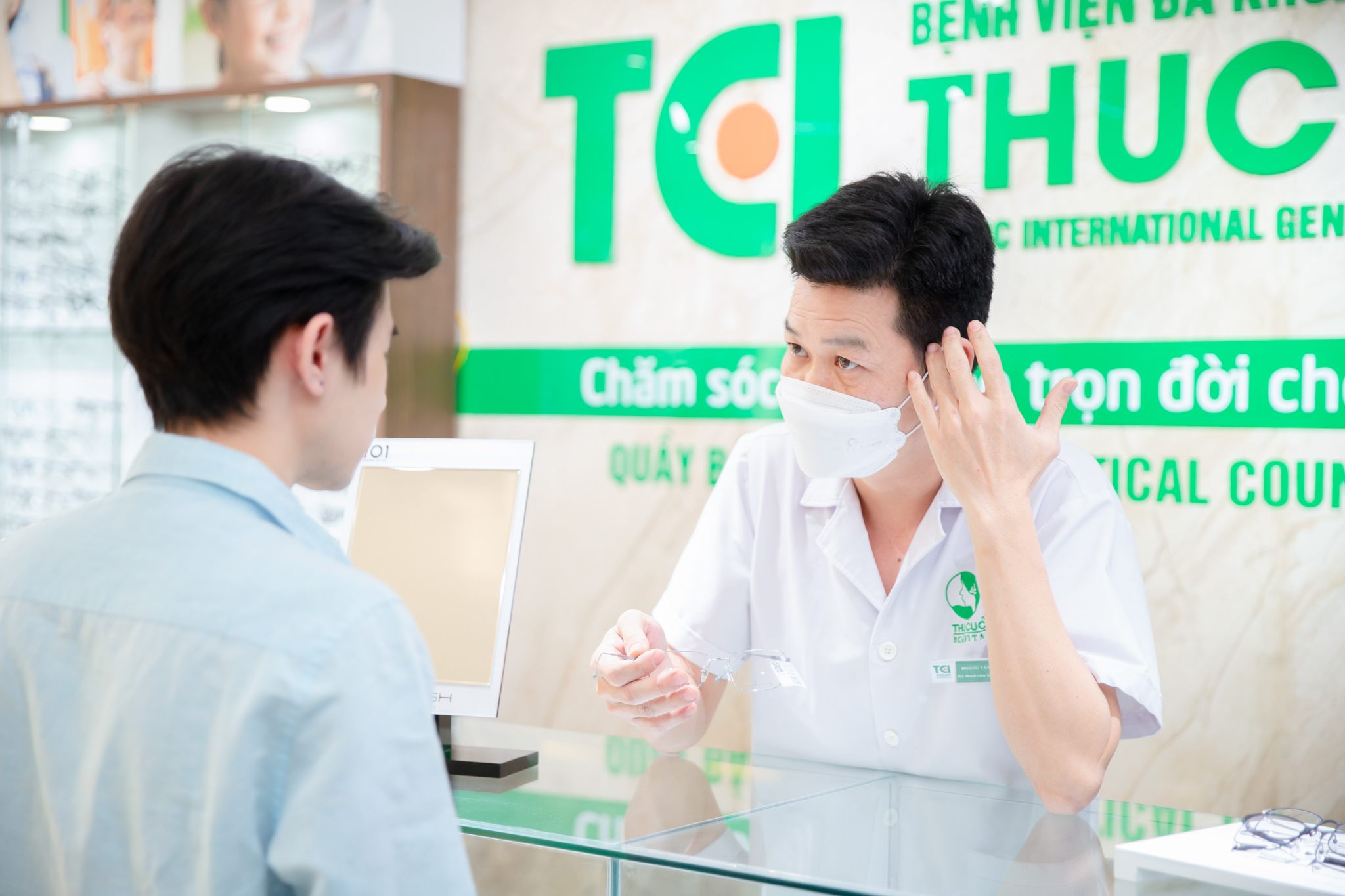 Sau khi nhận kính áp tròng, bác sĩ/chuyên gia sẽ hướng dẫn bạn chi tiêt cách sử dụng và bảo quản để để đảm bảo an toàn và hiệu quả khi sử dụng