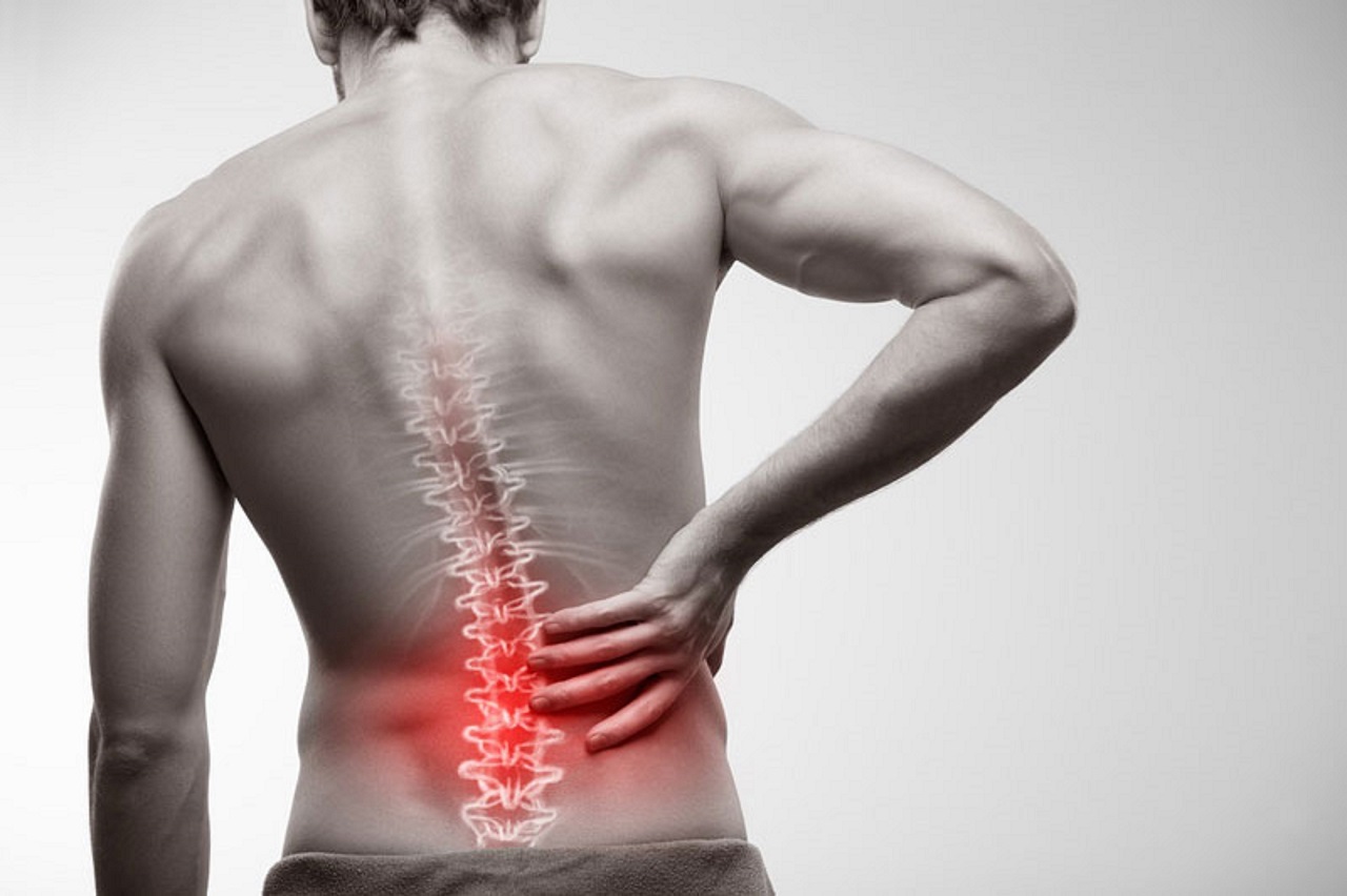 Giải đáp viêm đại tràng có bị đau lưng không? | TCI Hospital