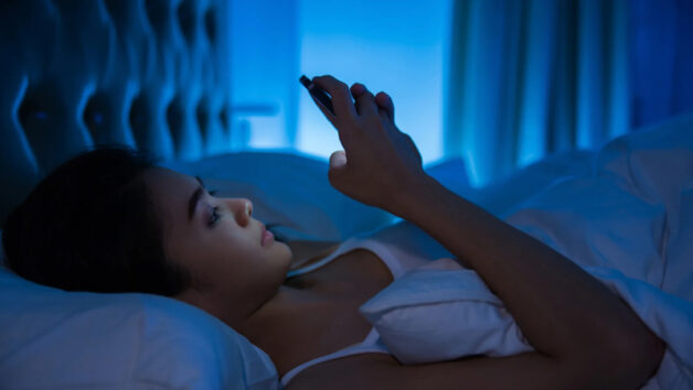 Mất ngủ nên làm gì - hạn chế sử dụng điện thoại
