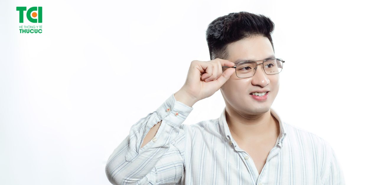 Có nên mua kính viễn thị cao cấp trực tuyến không?