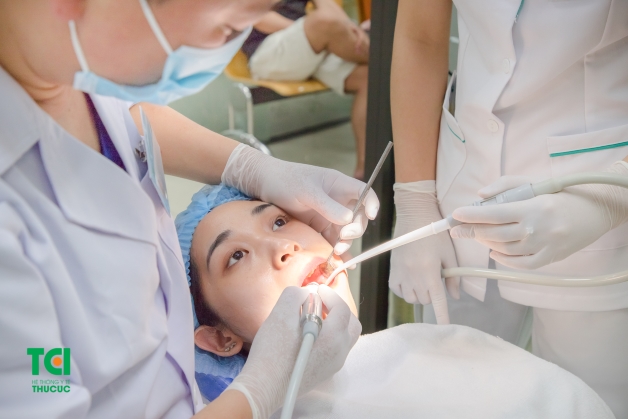 tình trạng răng mọc ngược