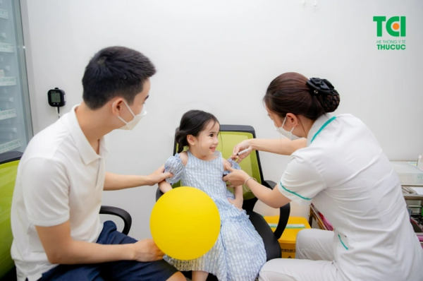 Bố mẹ nên tiêm vaccine ngừa cúm hàng năm cho trẻ