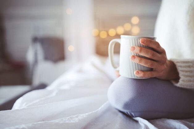 Cách giảm mất ngủ là uống một ly sữa ấm trước khi đi ngủ