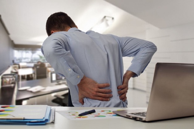 Người thường xuyên thực hiện các hoạt động tạo áp lực lên lưng có nguy cơ cao bị thoát vị đĩa đệm