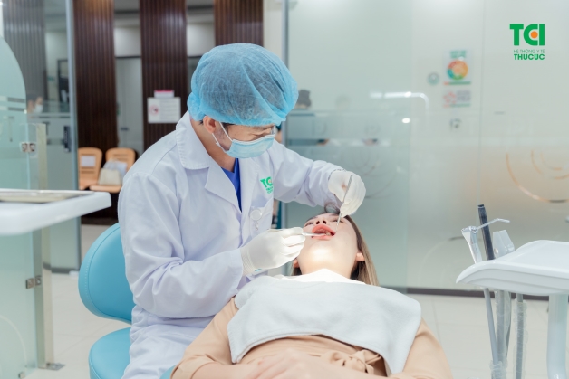 nổi mụn trắng ở nướu răng