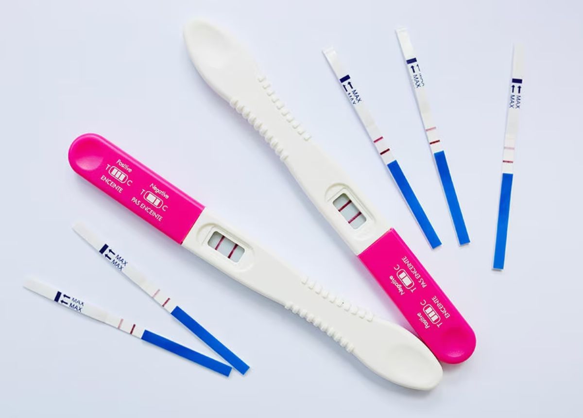 Khi test que thử thai lên 2 vạch bạn nên đến kiểm tra tại các cơ sở y tế để khẳng định kết quả mang thai hoặc phát hiện sớm dấu hiệu u nang buồng trứng