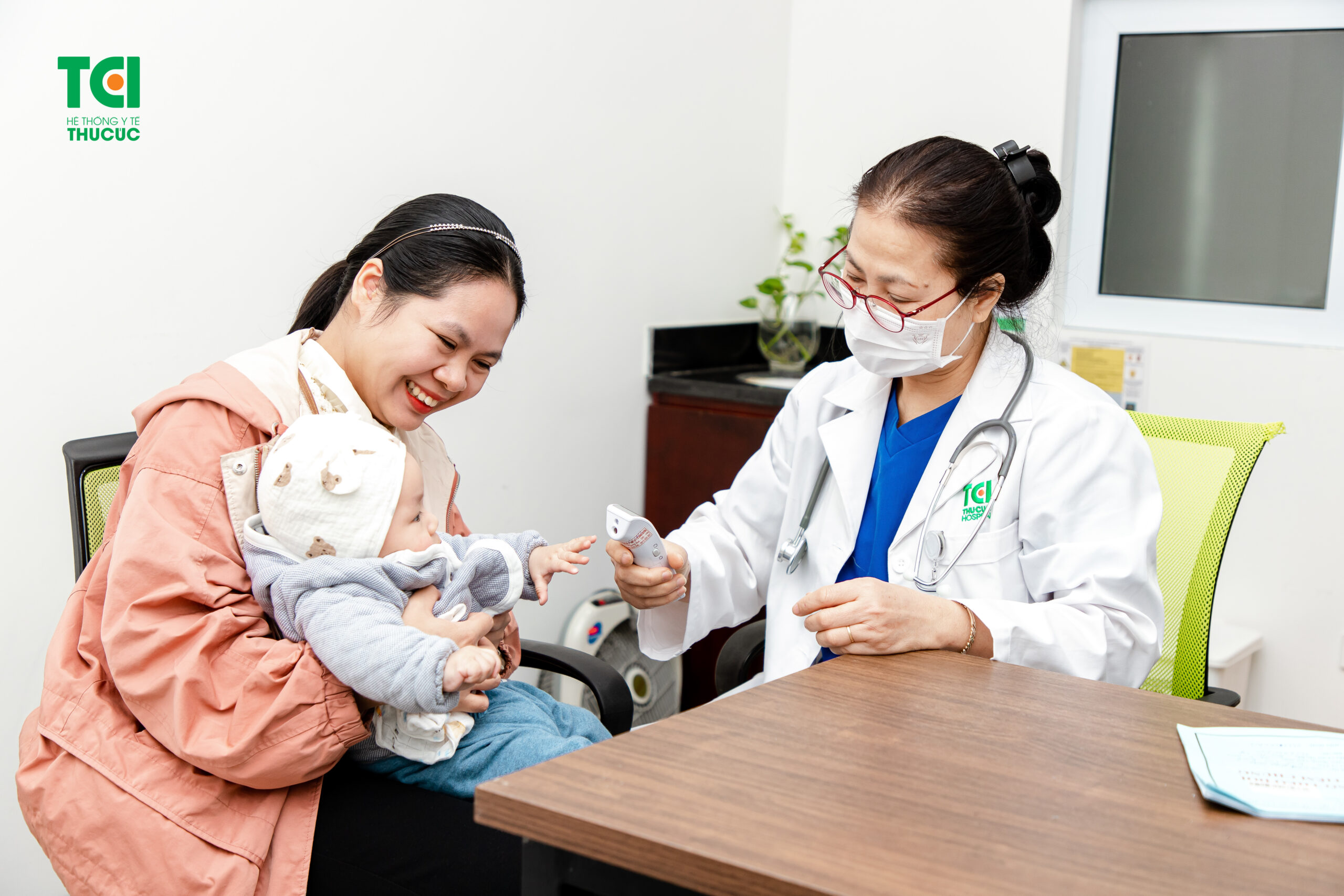 Bố mẹ nên lựa chọn phòng tiêm chủng uy tín như Thu Cúc TCI để chủ động tiêm phòng bệnh bảo vệ sức khỏe của cả gia đình