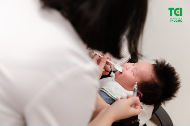 chích ngừa vaccine cho trẻ