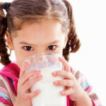 Chọn sữa dành cho trẻ suy dinh dưỡng phù hợp, đúng cách