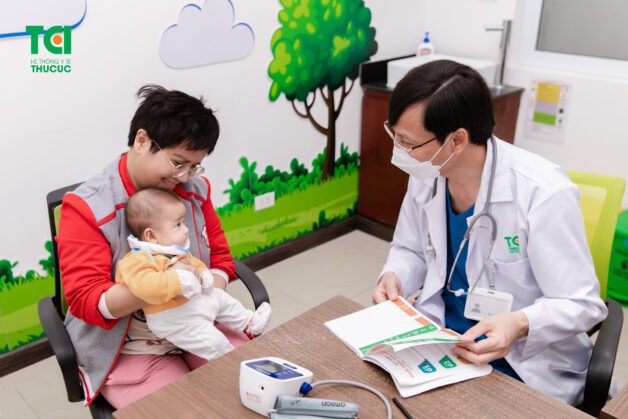 Một số lưu ý cho cha mẹ khi cho con tiêm vắc xin ComBE Five