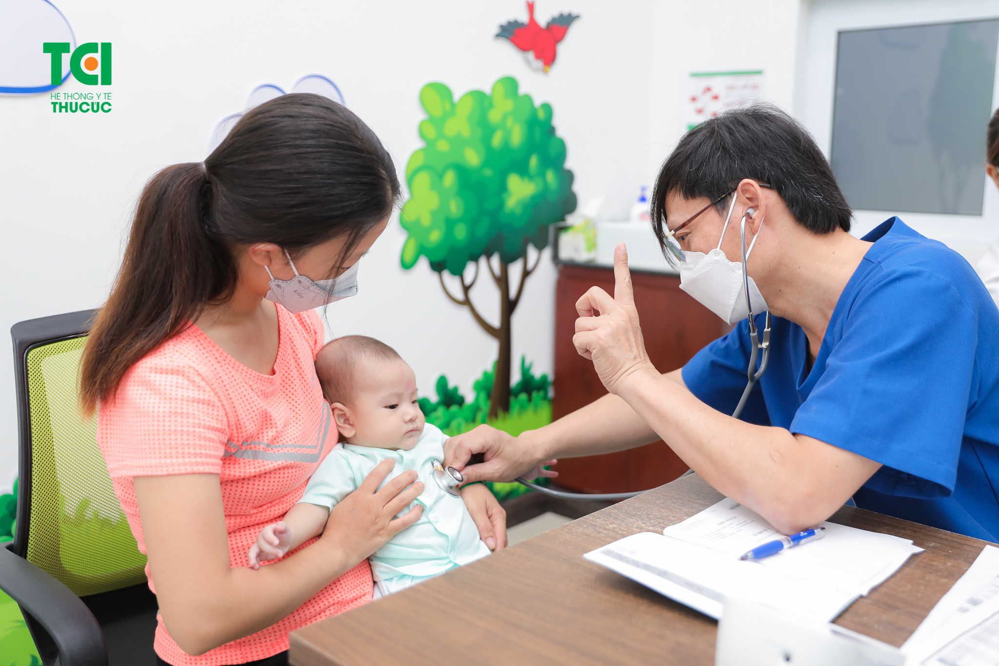 目がピンク色になっている子供は、予防接種の前に専門医の診察を受ける必要があります