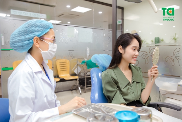 răng nhọn mọc giữa 2 răng cửa