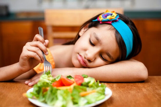 bé chán ăn nên lựa chọn thuốc bổ cho trẻ còi xương biếng ăn
