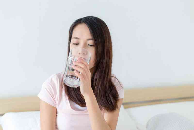 Uống đủ nước mỗi ngày giúp cơ thể đào thải độc tố ra bên ngoài