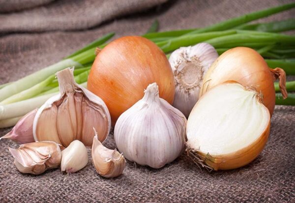 Tách lõi tỏi giúp giảm hương vị tỏi và hôi miệng
