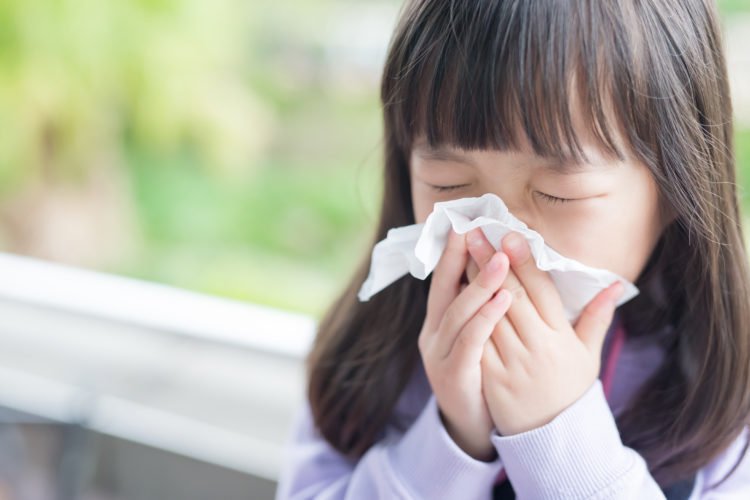 Bệnh cúm mùa rất dễ lây lan từ người sang người qua hô hấp