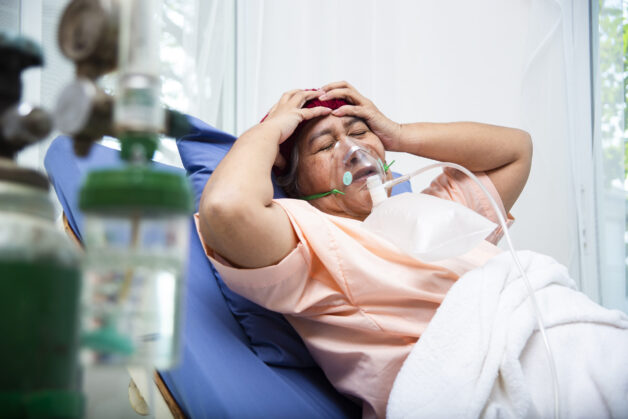 Triệu chứng đột quỵ có thể xảy ra là mất thăng bằng.