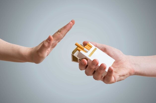 Bỏ thuốc lá để ngăn đột quỵ tái phát, bảo vệ sức khỏe bản thân