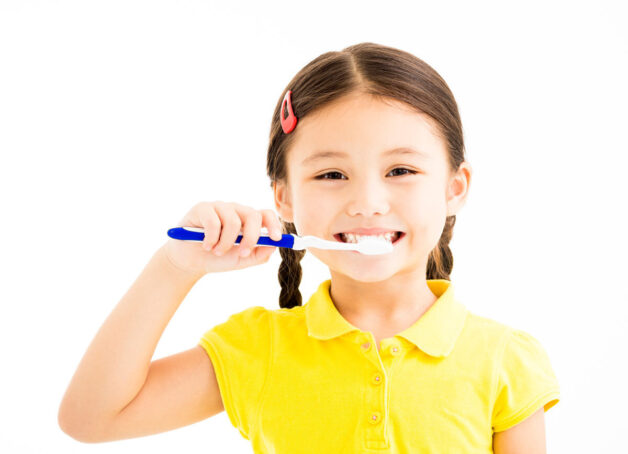 Tập cho trẻ thói quen vệ sinh răng bằng bàn chải và kem đánh răng.