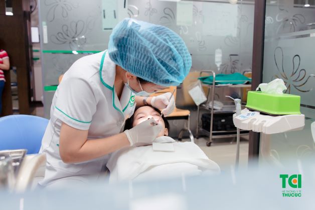 Nên đưa trẻ đi khám răng miệng định kỳ, nhằm bảo vệ răng vĩnh viễn