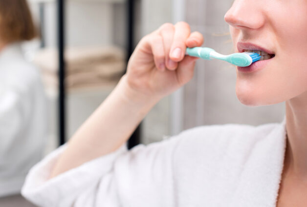 Hướng dẫn sử dụng bàn chải để tẩy mảng bám răng tại nhà