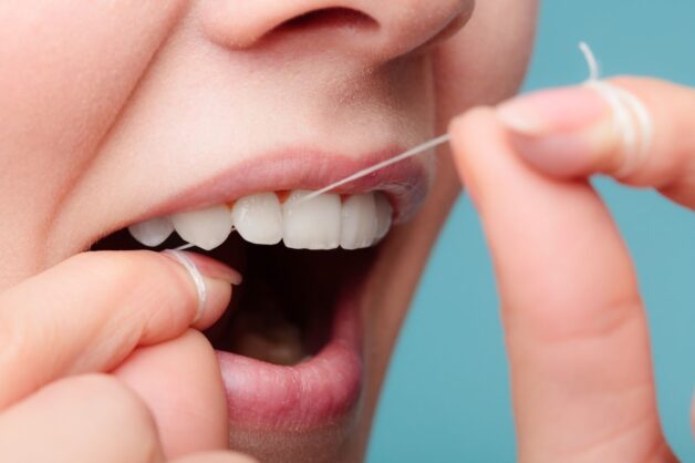 Dùng thêm chỉ nha khoa là vô cùng cần thiết để đảm bảo vệ sinh răng miệng.