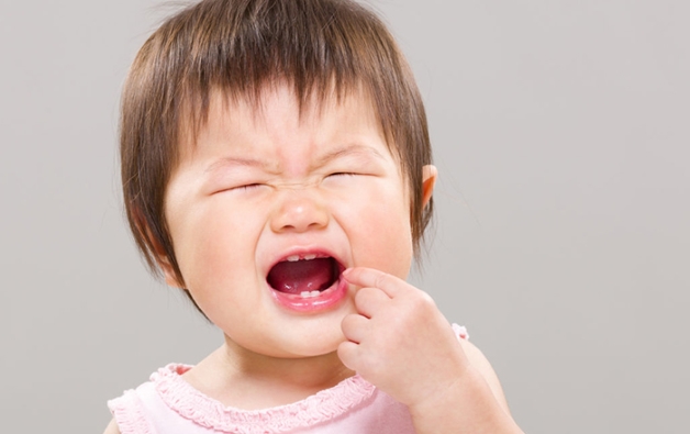 trẻ mọc răng nanh trước