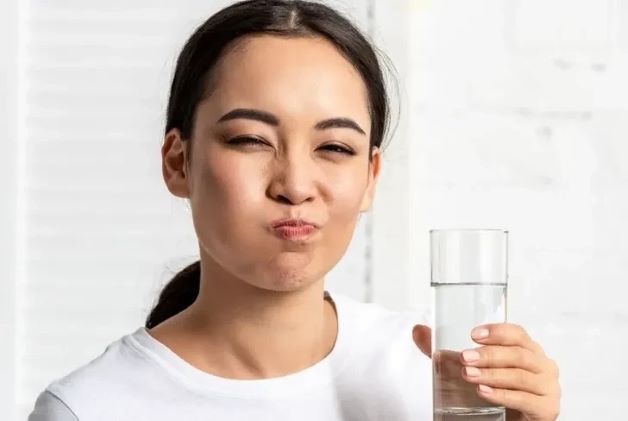 Súc miệng với nước muối có thể hỗ trợ giảm ê cho răng sau bọc sứ