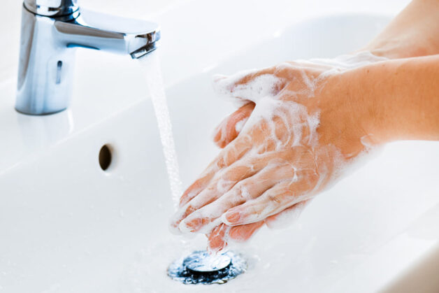 Rửa tay thường xuyên để ngăn ngừa bệnh lây qua đường hô hấp