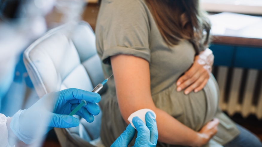 Phụ nữ mang thai là đối tượng không tiêm vaccine sống giảm độc lực do có nguy cơ tiềm ẩn cho thai nhi