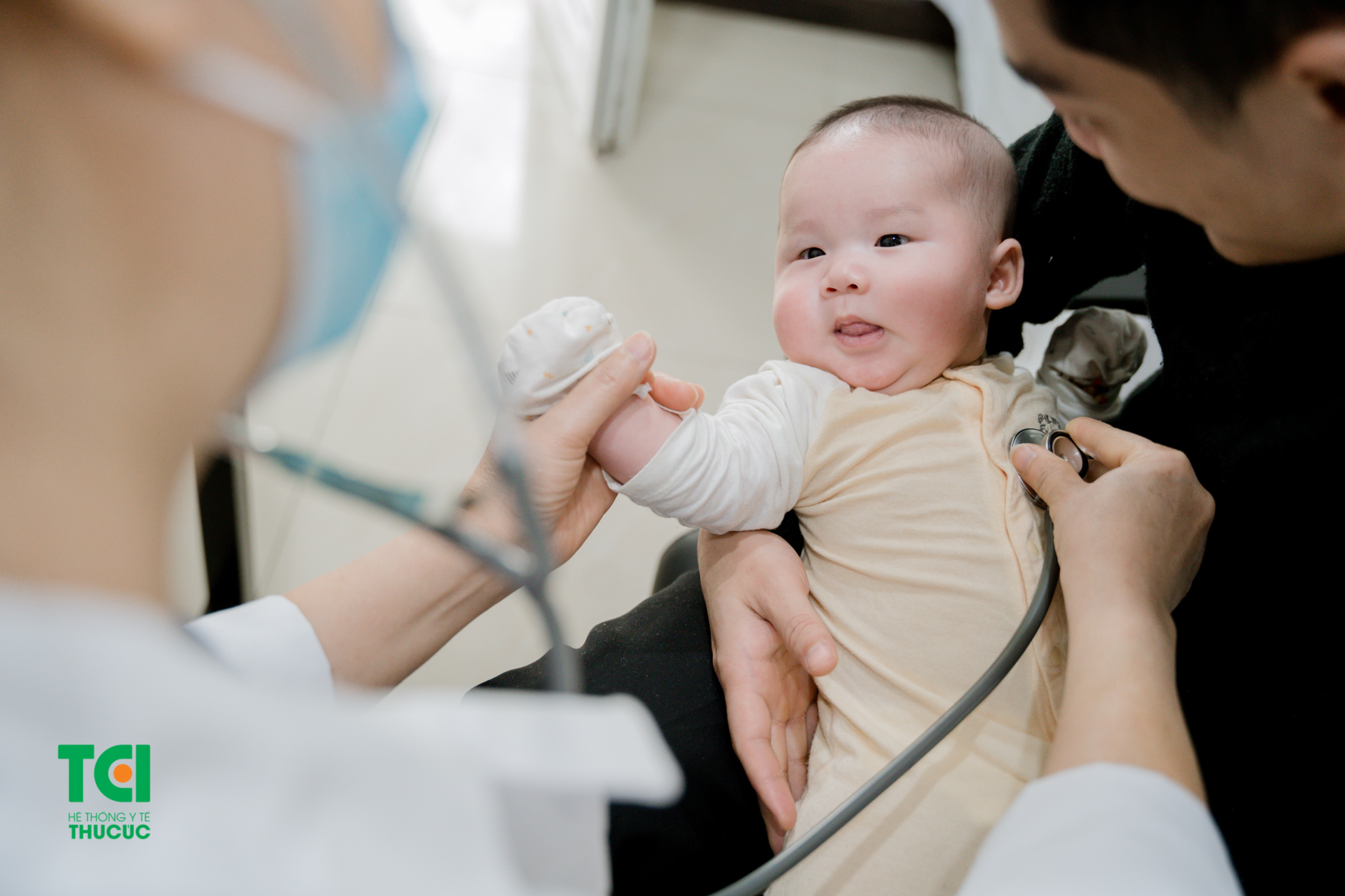 Nếu tình trang sốt cao khi tiêm vacxin kéo dài, bố mẹ cần đưa trẻ đi khám ngay