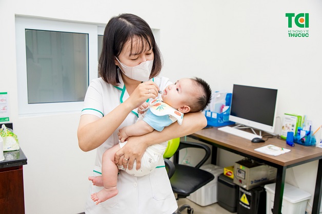 Trẻ 2 tháng tuổi cần uống vacxin phòng Rotavirus