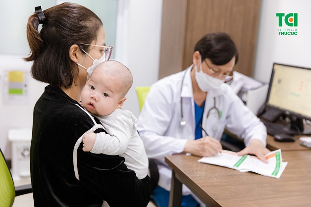 Trước khi tiêm vacxin cho trẻ 2 tháng tuổi cần thông báo cho bác sĩ tình trạng của trẻ