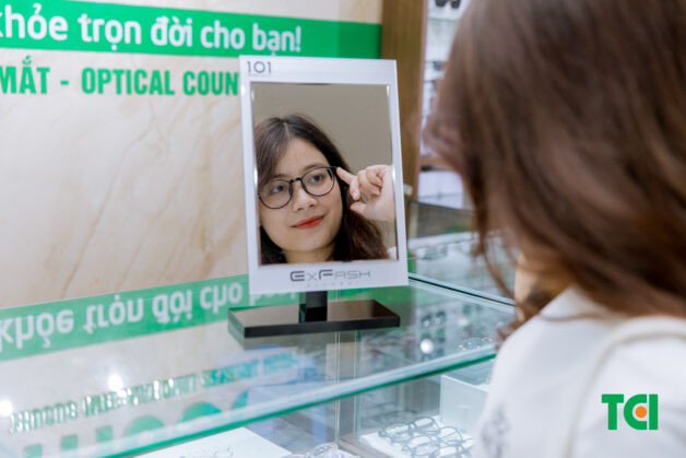 Bạn nên mua tròng kính ở một địa chỉ uy tín.