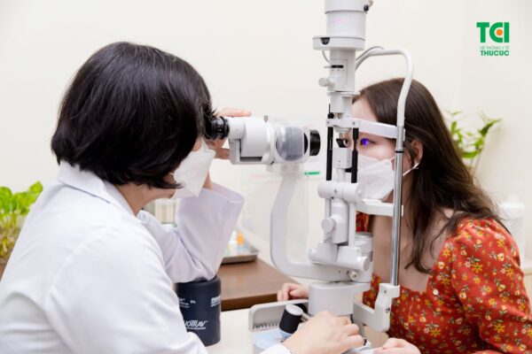 Cách điều trị khi mí mắt sưng như thế nào?