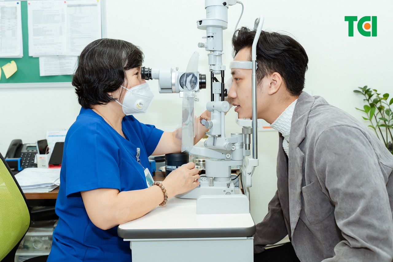Đo kính mắt với bác sĩ