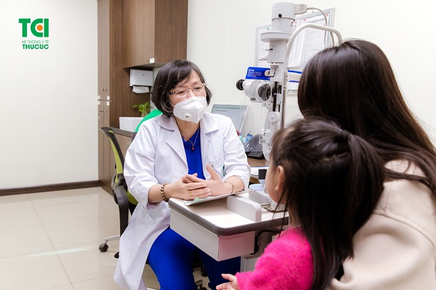 Khám mắt với bác sĩ