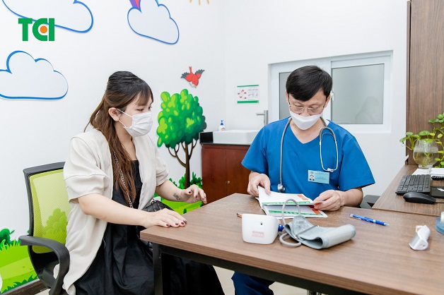 Bác sĩ tại Phòng tiêm chủng Thu Cúc TCI giải thích tường tận và tư vấn các vắc xin nên tiêm phòng cho mẹ bầu