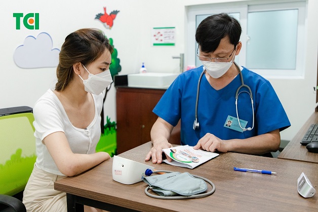 Trước khi tiêm, bạn cần được khám sàng lọc với bác sĩ
