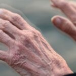 Phân biệt bệnh run vô căn và Parkinson – những điều cần biết