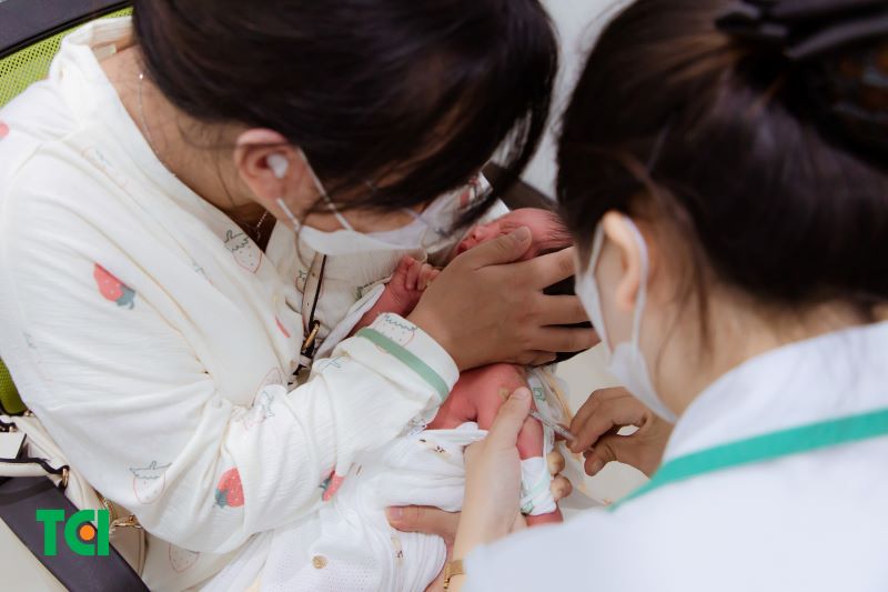 Trẻ sơ sinh cần tiêm mũi lao sớm nhất có thể để phòng bệnh từ sớm.