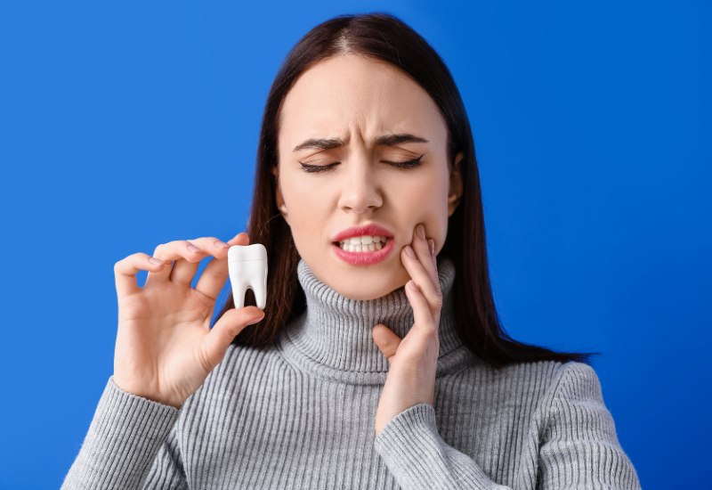 Có cách làm cho răng sâu tự rụng không?