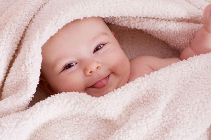 Trẻ sơ sinh là đối tượng còn non yếu và cần được chăm sóc đặc biệt.