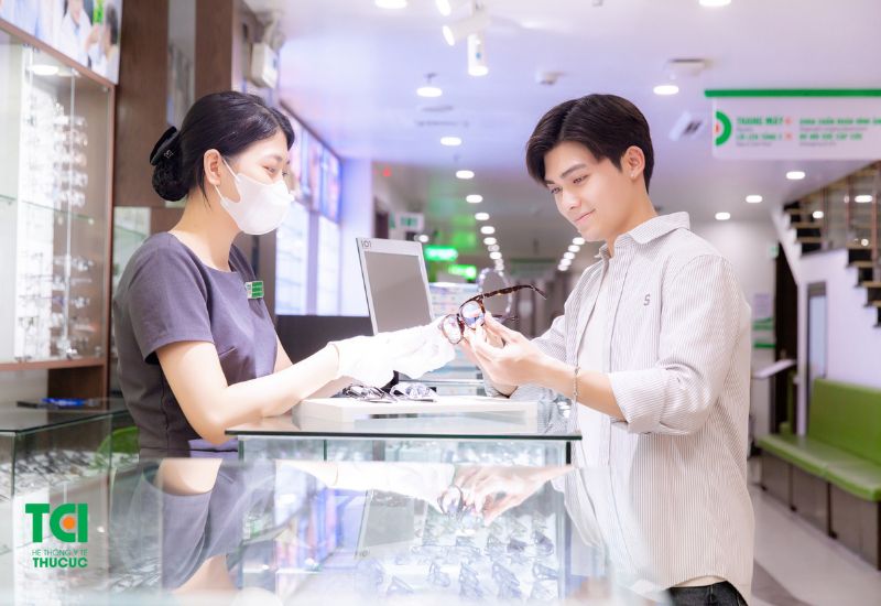 Khi lựa chọn tròng kính, có nhiều yếu tố quan trọng cần được quan tâm để đảm bảo tròng kính bạn lựa chọn phù hợp với nhu cầu và đặc điểm của mắt bạn.