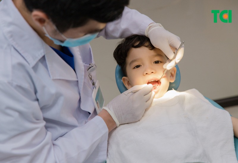 Răng hàm giữ vai trò quan trọng trong sức khỏe răng miệng của trẻ em. Bố mẹ cần chăm sóc răng miệng cho trẻ cẩn thận để bảo vệ răng hàm, cả răng sữa và răng vĩnh viễn. Không chỉ cẩn thận trong chăm sóc răng miệng cho trẻ tại nhà, bố mẹ nên đưa trẻ đi khám nha khoa định kỳ để bác sĩ phát hiện sớm các vấn đề về răng miệng và có biện pháp điều trị kịp thời cho trẻ, bố mẹ nhé.